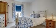 Kingsize bedroom with large en-suite bathroom, walk in shower